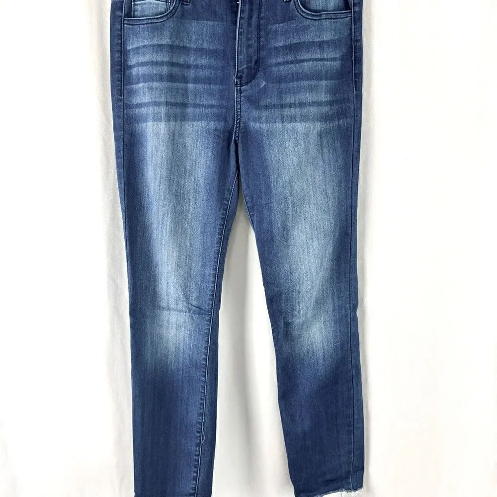Fashion Nova Medium Blue Denim Capris size 9 28”x25”
